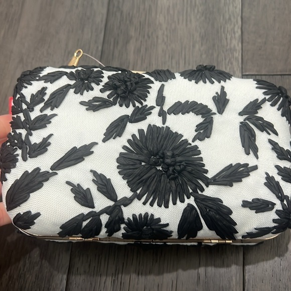 Kelly & Katie gold hardware crocheted like floral evening/daytime clutch purse - Picture 3 of 10